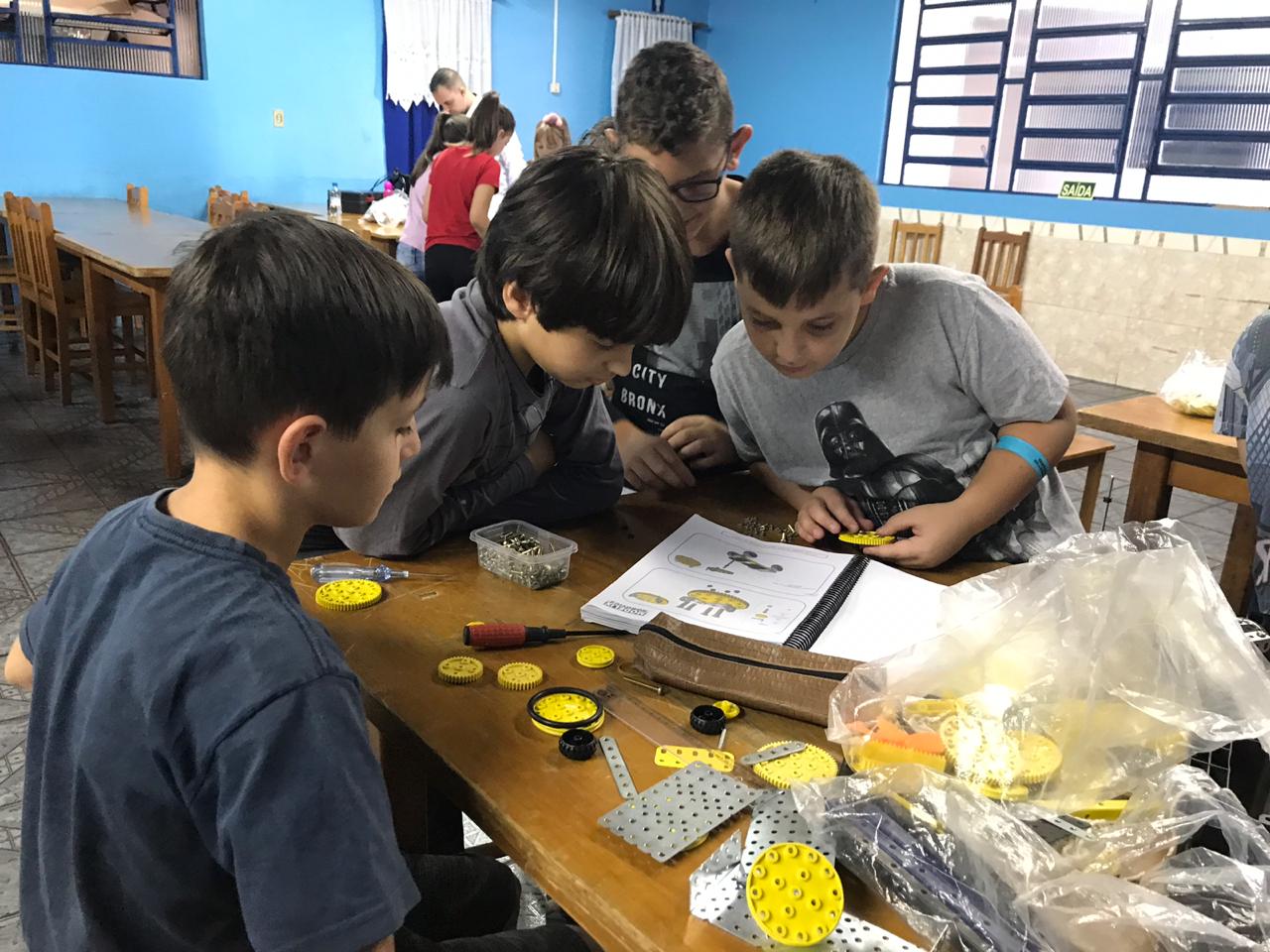 Crianças aprendem sobre matemática, física e lógica em atividades organizadas pelo Núcleo Brasileiro de Robótica.
